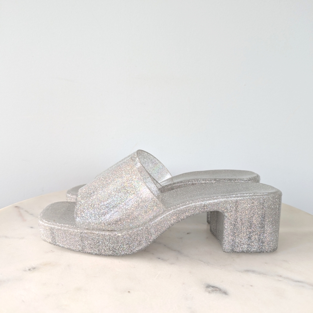 Crown & Ivy Women's Clear Silver Glitter Jelly Slip On Sandals - Picture 6 of 11